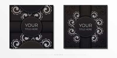 Quadratische Postkartenvorlage in Schwarz mit indischen Mustern. Vektor druckfertiges Einladungsdesign mit Mandala-Ornament.