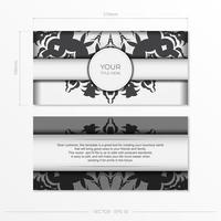 stilvolles, druckfertiges weißes postkartendesign mit luxuriösen griechischen mustern. Vektor-Einladungskartenvorlage mit Vintage-Schmuck. vektor