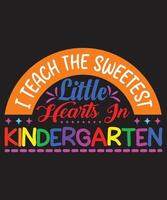 Ich unterrichte die süßesten kleinen Herzen im Kindergarten-Regenbogen-T-Shirt-Design vektor