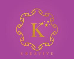 kreatives Design-Logo, Alphabet k, 5-Sterne-Buchstabe, Etikett, Symbol, für Verpackung, Design von Luxusprodukten. gemacht mit Gold auf einem hellvioletten strukturierten Hintergrund. vektor