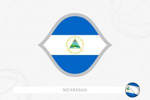 nicaragua-flagge für basketballwettbewerb auf grauem basketballhintergrund. vektor