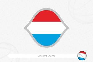 luxemburg-flagge für basketballwettbewerb auf grauem basketballhintergrund. vektor