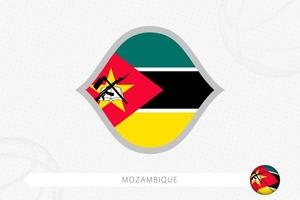 Mosambik-Flagge für Basketballwettbewerb auf grauem Basketballhintergrund. vektor