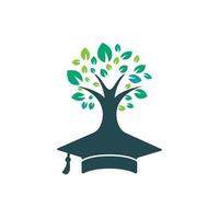 Ökostrom-Logo-Konzept. Elektrisches Steckersymbol mit Baum und Haus. vektor