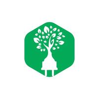 Ökostrom-Logo-Konzept. elektrisches Steckersymbol mit Baum. vektor