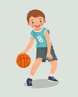 Süßer kleiner Junge mit Sportbekleidung, der Basketball spielt und den Ball in Aktion dribbelt vektor