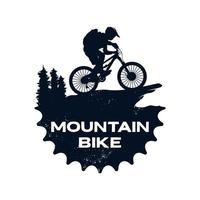 Mountainbike-Logo-Vorlagenausrüstung und Radfahrer vektor