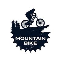 Mountainbike-Logo-Vorlagenausrüstung und Radfahrer vektor