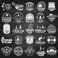 uppsättning av kondition och tennis klubb begrepp med flickor håller på med övning och tennis spelare silhuett. vektor