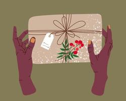 händer innehav jul gåva i kraft papper med märka och bär. närvarande låda i hantverk omslag papper med rosett och grenar. färgad platt vektor illustration isolerat på bakgrund.