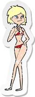 Retro-Distressed-Aufkleber einer Cartoon-Frau im Bikini vektor