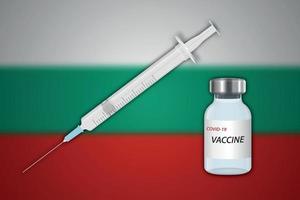 Spritze und Impfstofffläschchen auf unscharfem Hintergrund mit bulgarischer Flagge vektor