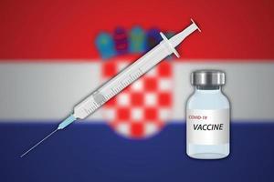 Spritze und Impfstofffläschchen auf unscharfem Hintergrund mit kroatischer Flagge vektor