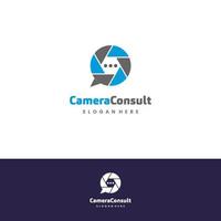 Kamera-Beratungs-Logo-Design auf isoliertem Hintergrund, Shutter-Mähdrescher mit Blase-Sprache-Logo-Symbol vektor
