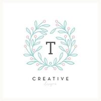 lyx blommig logotyp brev t för skönhet kosmetisk företag, bröllop inbjudan, boutique och Övrig företag vektor