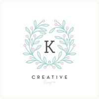 lyx blommig logotyp brev k för skönhet kosmetisk företag, bröllop inbjudan, boutique och Övrig företag vektor