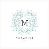lyx blommig logotyp brev m för skönhet kosmetisk företag, bröllop inbjudan, boutique och Övrig företag vektor