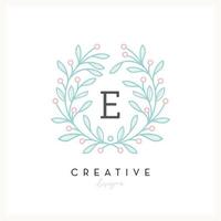lyx blommig logotyp brev e för skönhet kosmetisk företag, bröllop inbjudan, boutique och Övrig företag vektor