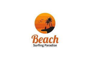 Strand-Sonnenuntergang-Logo mit Palmen vektor