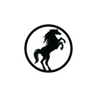 häst vektor logotyp design. häst tävlings logotyp design.