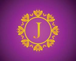 alfabet j lyx logotyp design med guld Färg gradering och guld blad cirkel lämplig för badning, hotell, skönhet och grooming. mot en violett sammet bakgrund. vektor