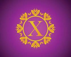 alfabet x lyx logotyp design med guld Färg gradering och guld blad cirkel lämplig för badning, hotell, skönhet och grooming. mot en violett sammet bakgrund. vektor