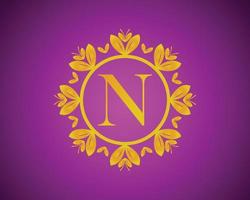 Alphabet n Luxus-Logo-Design mit goldener Farbabstufung und Blattgoldkreis, geeignet für Baden, Hotel, Schönheit und Pflege. vor einem violetten Samthintergrund. vektor