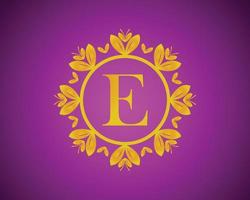 alphabet e luxus-logo-design mit goldener farbabstufung und blattgoldkreis, geeignet für baden, hotel, schönheit und pflege. vor einem violetten Samthintergrund. vektor