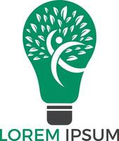 Birnenlampe und Menschenbaum-Logo-Design. Logo-Design für menschliche Gesundheit und Pflege. Natur Idee Innovation Symbol. vektor