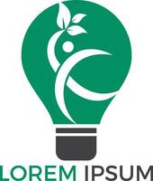 Birnenlampe und Menschenbaum-Logo-Design. Logo-Design für menschliche Gesundheit und Pflege. Natur Idee Innovation Symbol. vektor