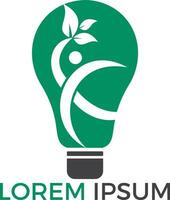 Birnenlampe und Menschenbaum-Logo-Design. Logo-Design für menschliche Gesundheit und Pflege. Natur Idee Innovation Symbol. vektor