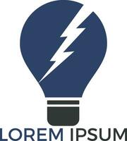 lampa Glödlampa med blixt- logotyp design. vektor smart Hem ljus begrepp.