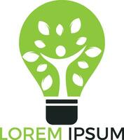 Birnenlampe und Menschenbaum-Logo-Design. Logo-Design für menschliche Gesundheit und Pflege. Natur Idee Innovation Symbol. vektor