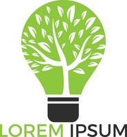 abstrakte Birnenlampe mit Baumlogodesign. Natur Idee Innovation Symbol. Ökologie, Wachstum, Entwicklungskonzept. vektor