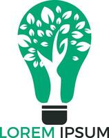 abstrakt Glödlampa lampa med träd logotyp design. natur aning innovation symbol. ekologi, tillväxt, utveckling begrepp. vektor