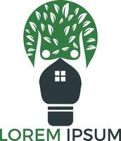 Smart-House-Logo-Vorlage. Glühbirne mit Baumhaus und Menschen-Logo-Design. konzept für geistiges zuhause, wohnung oder hütte. vektor