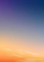 Sonnenuntergang am Abend mit orangefarbenem, gelbem, rosafarbenem und blauem Himmel, vertikaler dramatischer Landschaftssonnenaufgang am Morgen, Vektordämmerungshimmel, Dämmerungsbanner der Sonnenlichtreflexion durch das Meer für vier Jahreszeiten Hintergrund vektor