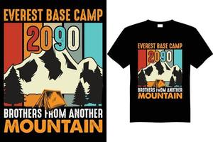 Berg-T-Shirt-Design. Camping-Berg-T-Shirt-Design vektor
