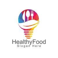 Glühbirnenlampe mit Logo für gesunde Lebensmittel. Bio-Lebensmittel-Logo mit Löffel, Gabel, Messer und Blattsymbol.