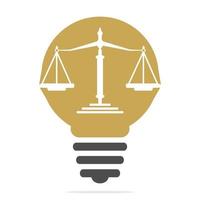 ljus Glödlampa och skala av rättvisa logotyp design. utbildning, Rättslig tjänster logotyp. notarius publicus, rättvisa, advokat ikon eller symbol vektor