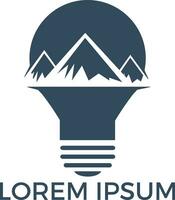 Berg im Glühbirnen-Logo-Design. Logo-Design für Führungslösungen. konzept von lampe, brainstorming, tourismus, mission, strategie, strahl, sieg, briefing. vektor