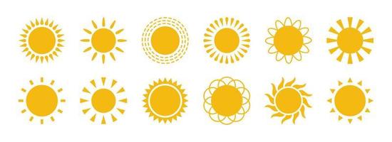 gul platt Sol med strålar ikoner i olika design. Sol silhuett ikoner. grafisk väder tecken. symbol av värme, värma och klimat. vektor illustrationer uppsättning isolerat på vit bakgrund