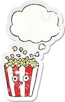 Cartoon-Popcorn und Gedankenblase als beunruhigter, abgenutzter Aufkleber vektor
