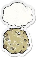 Cartoon-Cookie und Gedankenblase als beunruhigter, abgenutzter Aufkleber vektor
