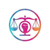 Rechtsfaust-Logo-Design-Ikone. Gerechtigkeitswaage im Logo-Template-Design. Logo-Konzept der Revolutionsgerechtigkeit. vektor