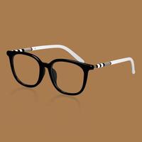 Mischen Sie farbige Brillen mit Reflektion auf braunem Hintergrund. realistisches vektorillustrationsdesign vektor
