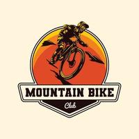 handgezeichnetes Downhill-Abenteuer-Mountainbike-Logo-Label-Abzeichen vektor