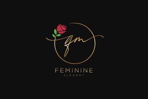 första qm feminin logotyp skönhet monogram och elegant logotyp design, handstil logotyp av första signatur, bröllop, mode, blommig och botanisk med kreativ mall. vektor