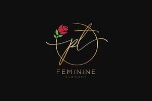 initiales pt feminines logo schönheitsmonogramm und elegantes logodesign, handschriftlogo der ersten unterschrift, hochzeit, mode, blumen und botanik mit kreativer vorlage. vektor