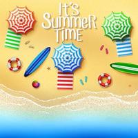 dess sommar tid. topp se av grejer på de strand - paraplyer, handdukar, surfbrädor, boll, livboj, toffel och sjöstjärna på en solig sommar dag vektor